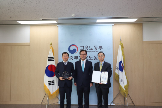 중부지방고용노동청 및 포스코건설 관계자들이 중부지방고용노동청 표창을 받은 뒤 기념촬영하고 있다 기념촬영을 하고 있다. <포스코건설 제공>